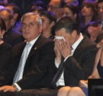Mientras el Presidente Pérez Molina observa la pantalla gigante, el pastor Luna seca sus lágrimas con un pañuelo.