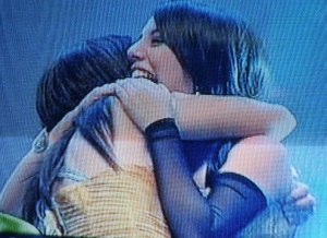 En un fuerte abrazo con Valeria, Fabiola manifiesta su felicidad luego de escuchar su nombre como la ganadora del segundo lugar.  